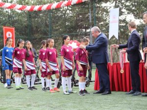 Türkiye Şampiyonu Horozkentspor, Kupasını Tbmm Başkanından Aldı