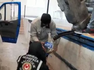 Sarp Sınır Kapısı’nda Bir Aracın Yakıt Deposunda 104 Kilogram Bal Ele Geçirildi