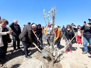 500 Meyve Fidanı Toprakla Buluştu