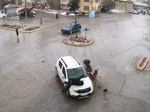 Motosikletli Kurye, Kavşaktan Dönen Otomobile Çarptı
