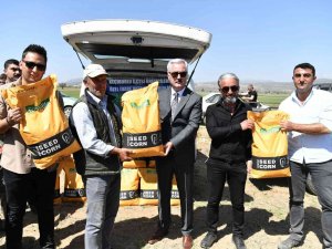 Keçiborlu’da 36 Çiftçiye 9 Milyon Mısır Tohumu Dağıtıldı