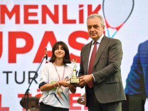 Kadın Tenisçi Rakip Tanımadı