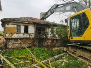 Körfez’de 6 Orta Hasarlı Bina Yıkıldı
