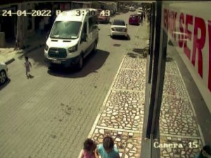 Antalya’da 2 Yaşındaki Doruk, Minibüsün Altında Kalarak Hayatını Kayetti