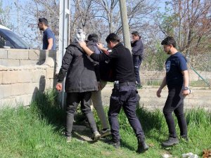 Güvenlik Güçlerinden Kaçarak Tarlada İzlerini Kaybettirmek İsteyen Kaçak Göçmenler Yakalandı
