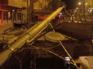 Iğdır’da Rögar Kapağına Vuran Kamyonet Daha Sonra Elektrik Direğine Çarptı