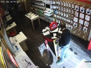Pendik’te Müşteri Kılığında Girdiği İş Yerinden 15 Bin Tl Değerinde Telefon Çaldı