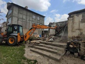 Kaçak Göçmenlerin Barındığı Metruk Evler Yıkıldı