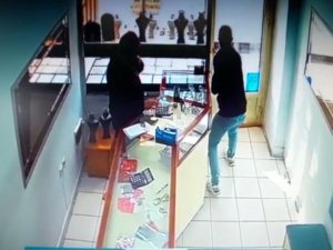 Boş Anından Yararlandığı Kuyumcunun Vitrinindeki Bileziği Çalıp Kaçan Hırsız Kamerada