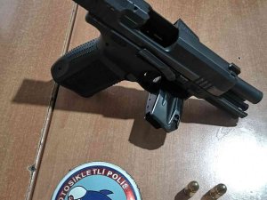 Şüphe Üzerine Durdurulan Araçta Tabanca Ve Mermi Ele Geçirildi