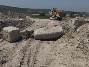 Kaçak Hafriyat Dökümü Denetiminde Karşılaşılan Plakasız Kepçe Otoparka Çekildi