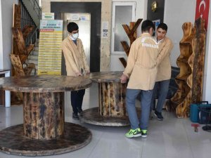 Meslek Lisesi Öğrencileri Atık Malzemelerden 3. Kütüphaneyi Kurdu