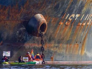 Greenpeace Aktivistleri 95 Bin Ton Akaryakıt Taşıyan Rus Tankerine Kendilerini Zincirledi
