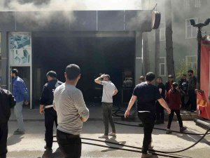 İ̇şyerinde Çıkan Yangın Paniğe Neden Oldu