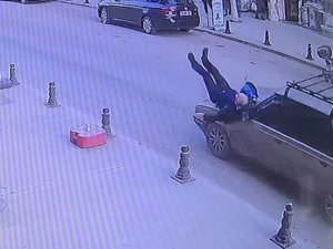Yolun Karşısına Geçen Yayaya Otomobilin Çarpma Anı Kamerada