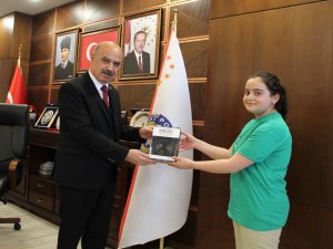 Türkiye 3.’sü Öğrencinin Ödülü İl Emniyet Müdürü Gökduman’dan