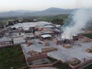 İ̇zmir’de Kağıt Depolama Alanında Çıkan Yangın Kontrol Altına Alındı