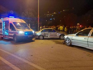 İ̇zmir’de İki Otomobil Çarpıştı: 2’si Çocuk 6 Yaralı