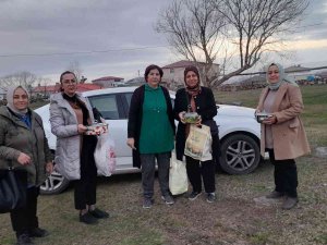 "Ak Kadınlar" Evlerinde Hazırladıkları Yemekleri İhtiyaç Sahipleriyle Paylaşıyor