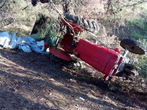 Devrilen Traktörün Altında Kalan Çiftçi Ağır Yaralandı