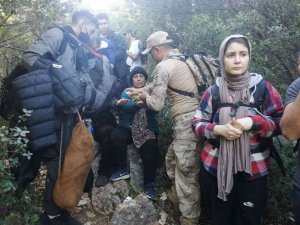 İ̇zmir’de Jandarmadan Göçmen Operasyonu: 12 İnsan Kaçakçısı Yakalandı