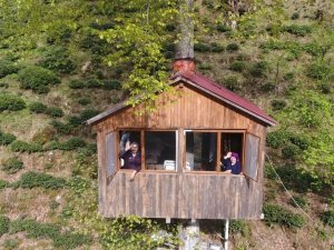 Gençlikte Hayalini Kurdukları Ağaç Eve 30 Yıl Sonra Kavuştular