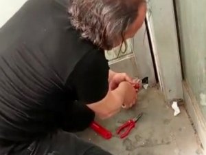 Pencere Pervazında Mahsur Kalan Serçe Kurtarıldı
