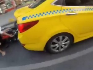 Kadıköy’de Motosiklet Sürücüsü Taksiye Çarptı
