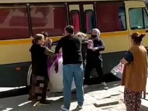 Kağıt Toplayıcısı Kadınların Yer Anlaşmazlığı Saç Saça Kavgaya Dönüştü