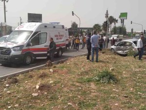 Hatay’da Ambulans İle Çarpışan Otomobilin Sürücüsü Yaralandı