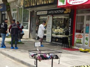 Tuzla’da Kuyumcuyu Vuran Soyguncuların Altınlarla Kaçış Anı Kamerada
