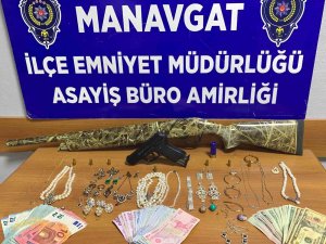 Villadan 340 Bin Tl’lik Soygun Yapan Şüpheliler 24 Saat Geçmeden Yakalandı