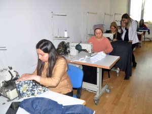 Yüksekovalı Kadınların Diktiği Elbiselere İ̇ran Ve Irak’tan Talep