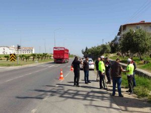 Genç Kız Yaya Geçidinde Çarpmanın Etkisiyle Metrelerce Savruldu