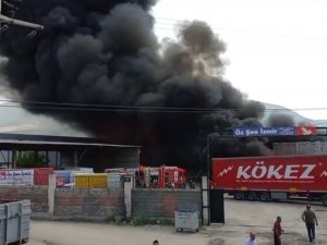 İ̇zmir’de Geri Dönüşüm Tesisinde Yangın