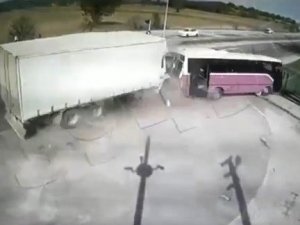 Sakarya’da Kamyonun Yolcu Otobüsüne Çarptığı Feci Kaza Kamerada