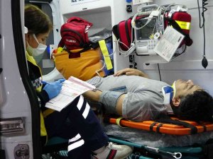 Alkollü Sürücü Çam Ağacına Çarptı: 1’i Ağır 2 Yaralı