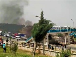 Şanlıurfa’da Çöp Kokusuna Karşı Lastik Yakıp Yolu Trafiğe Kapattılar