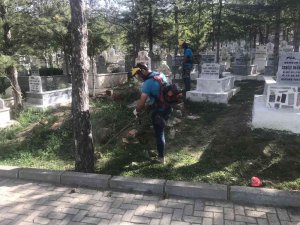 Bayram Öncesi Mezarlıklar Bakıma Alındı