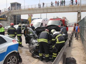 3 Aracın Karıştığı Kazada Sürücü Otomobil İçinde Sıkıştı