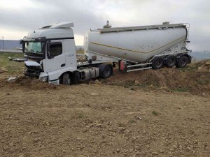 Direksiyon Hakimiyeti Kaybedilen Tır Yoldan Çıktı