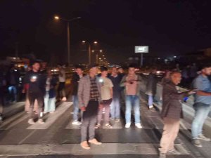 Yolun Karşısına Geçmek İsterken Hayatını Kaybeden Genç, Mahalleliyi Ayaklandırdı