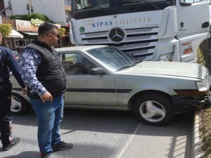 Önüne Aldığı Aracı Metrelerce Sürükledi