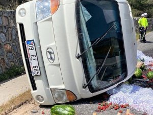 Karpuz Yüklü Kamyonet Virajı Alamadı: 1 Yaralı