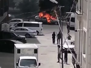 Kağıthane’de Park Halindeki Otomobil Alev Alev Yandı