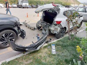 Sürücüsünün Baygınlık Geçirdiği İddia Edilen Kargo Aracı Park Halindeki 7 Araca Çarptı