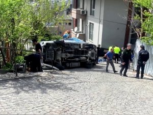 Sarıyer’de Kamyonet Yokuşta Devrildi: 2 Yaralı