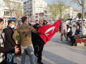 Gezi Davası Eylemine Türk Bayraklı Tepki