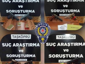 Kastamonu’da 5 Araçta Yapılan Aramada Ruhsatsız Silah Ve Uyuşturucu Yakalandı