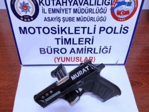 Kütahya’da Bir Şahsın Üzerinde Ruhsatsız Tabanca Ele Geçirildi